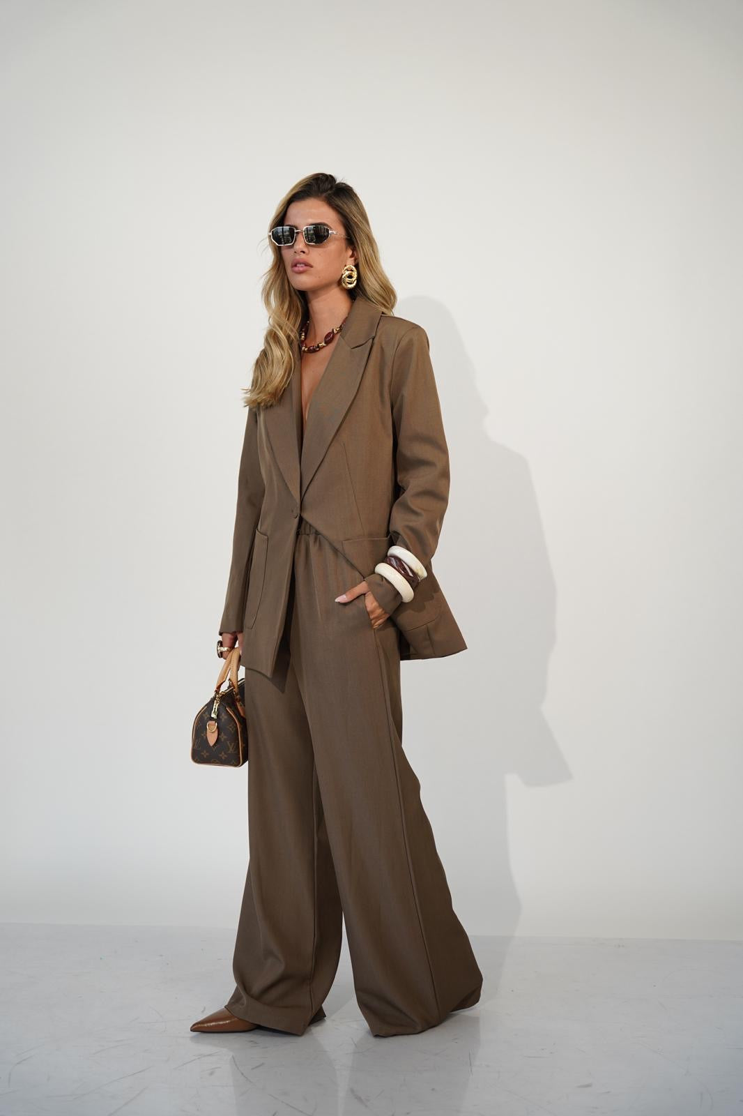 חליפת מוניק