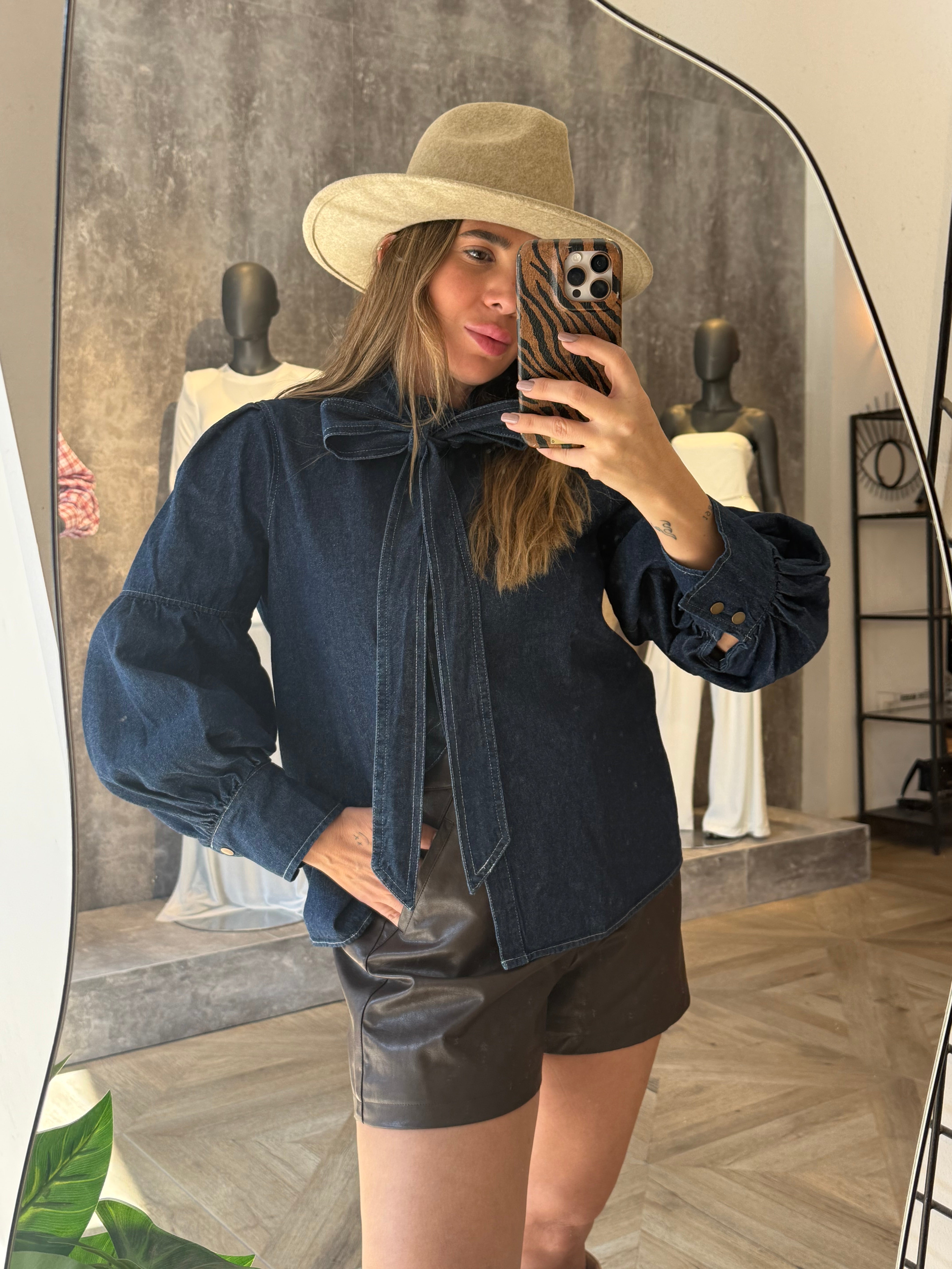 חולצת ג׳ינס עניבה