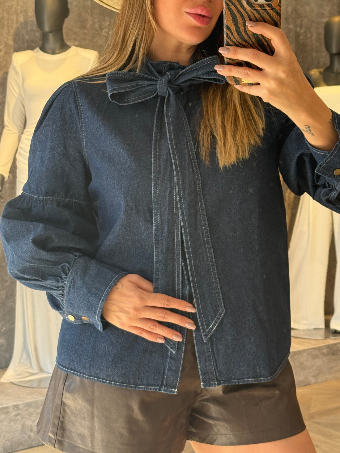 חולצת ג׳ינס עניבה